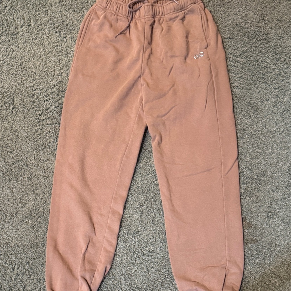 ALO Yoga Women's Joggers in Toasted Almond